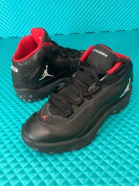 JORDAN Kids Unisex Air Jordan Rising Star Black/Red High Top Sneakers | 1Y